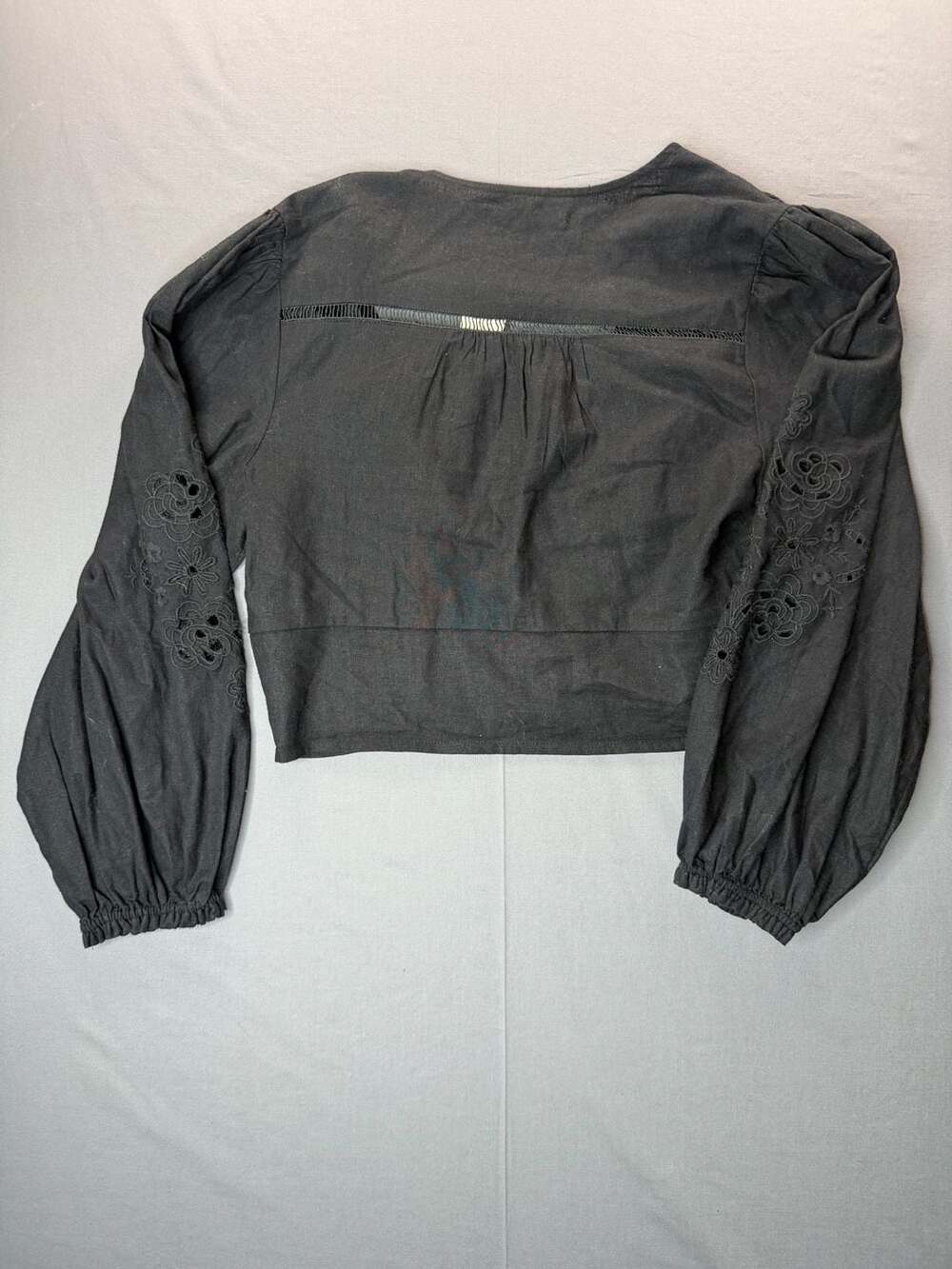 Abercrombie & Fitch Black Long Sleeve Embroidered Smocked Crop Blouse Large NWT - Picture 5 of 5